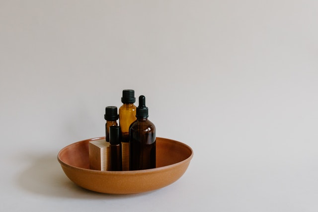 Wholesale organic essential oil bottles for breathing in a bowl.